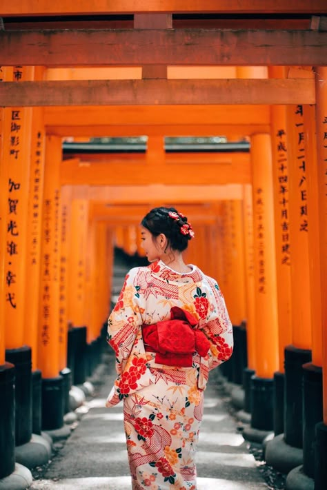 Kimono In Japan, Kimono Photoshoot Japan, Kimono Photoshoot Ideas, Japan Kimono Aesthetic, Japan Photography People, Japan Photoshoot Ideas, Yukata Photoshoot, Japan Picture Ideas, Kyoto Photoshoot