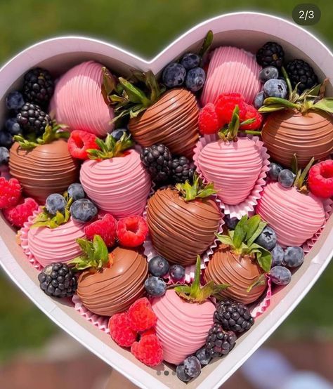 Chocolate Covered Birthday Strawberries, Desert Gift Ideas, Mother’s Day Baking, Chocolate Strawberry Designs, Happy Birthday Strawberries, Strawberry With Flowers, Birthday Chocolate Covered Strawberries, Chocolate Covered Strawberries Ideas, Birthday Strawberries