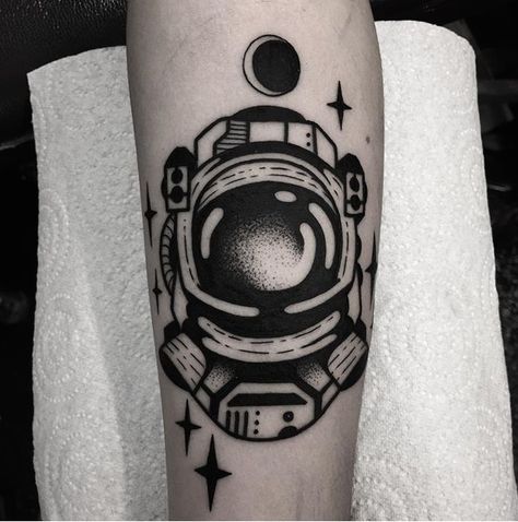 Old School Astronaut Tattoo, Space Helmet Tattoo, Dreamers Tattoo, Traditional Space Tattoo, Astronaut Helmet Tattoo, Spaceman Tattoo, Space Sleeve, Helmet Tattoo, Astronaut Tattoo