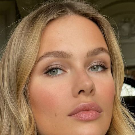 Julia Wren Makeup Artist on Instagram: "Some more bridal makeup inspiration ✨….. Glowing skin with a rosey blush, a warm taupe shimmer & individual lashes. Hair by @clare.on.hair using @colorwowhair for a loose wave.  Makeup products by @chantecaille @clarinsuk @charlottetilbury @mykitco @glossier   #bridalmakeup #makeup #makeuptutorial #makeupartist #weddingmakeup" Blonde Wedding Makeup, Clean Wedding Makeup, Natural Glowy Wedding Makeup, Wave Makeup, Elopement Hair, Bridal Makeup Inspiration, Beach Wedding Makeup, Sunkissed Makeup, Wedding Glam