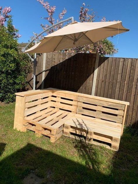 31 Simple DIY Pallet Projects for Your Outdoor Space - 228 Pallet Bench Outdoor, Pallet Patio Furniture Diy, Balcony Ideas On A Budget, Diy Wood Pallet Projects, Planter Diy, Pallet Seating, Small Balcony Ideas Apartment, Pallet Garden Furniture, Pallet Patio Furniture