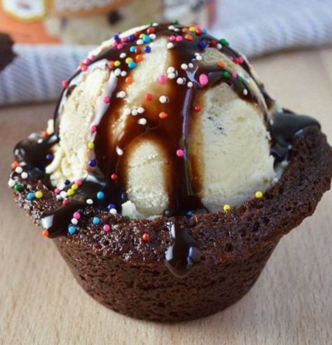 Ouu... How could a Sundae be even BETTER? Why, make the bowl out of a BROWNIE . . THAT'S how! ;o) Brownie Bowls, Ice Cream Sundae Bar, Brownie Sundae, Brownie Cups, Brownie Ice Cream, Sundae Bar, Ice Cream Treats, Cream Desserts, Ice Cream Toppings