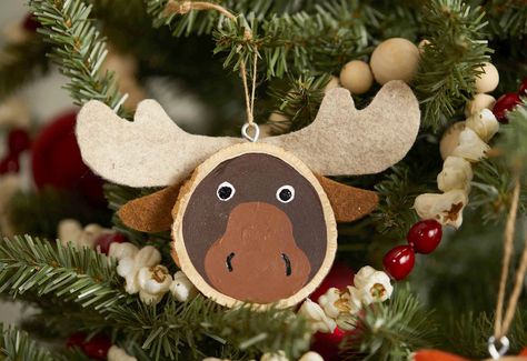 wood-slice-moose-ornament-felt-detail-32040597 Animal Christmas Ornaments, Easy Ornaments, Farmhouse Christmas Ornaments, Easy Christmas Ornaments, Animal Ornaments, Homemade Ornaments, Animal Christmas, Easy Christmas Decorations, Paper Ornaments