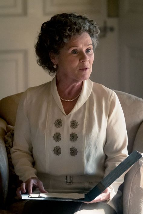 IMELDA STAUNTON PLAYS MAUD BAGSHAW, THE QUEEN’S LADY-IN-WAITING, AND A COUSIN OF THE CRAWLEYS IN THE DOWNTON ABBEY FILM. JAAP BUITENDIJK Downton Abbey Castle, Downton Abbey Characters, Downton Abbey Movie, Dolores Umbridge, Imelda Staunton, Julian Fellowes, Dowager Countess, Gentlemans Club, Lady In Waiting