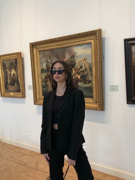 Art Aesthetic Outfit, Accessories Hairstyles, Art Gallery Outfit, Museum Outfit, Black Museum, Museum Photography, Hairstyles Art, Aesthetic Fits, Pic Pose