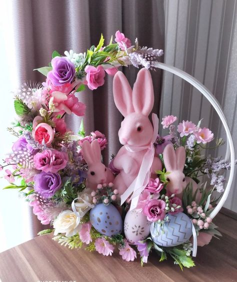 Easter Centerpieces Diy, Easter Gift Ideas, Easter Flower Arrangements, Easter Arrangement, Easter Spring Wreath, Easter Craft Decorations, Spring Easter Crafts, Easter Bunny Crafts, Easter Floral