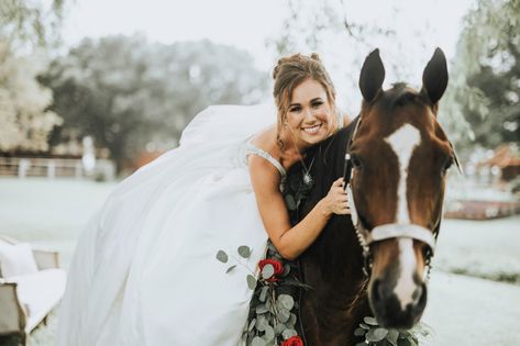 Most beautiful wedding entrance for bride, Kayla Vosburg, when she rides up to the aisle on her beloved horse, Rue. Such a breathtaking moment when Rue gives Kayla a neigh, letting Kayla know she has her blessing to marry her Knight and Shining Armour! Riding Horse Down The Aisle, Bride Riding Horse Down Aisle, Mafia Wedding, Bride Entrance, Country Bouquet, Horse Flowers, Cowgirl Wedding, Riding A Horse, Best Bride