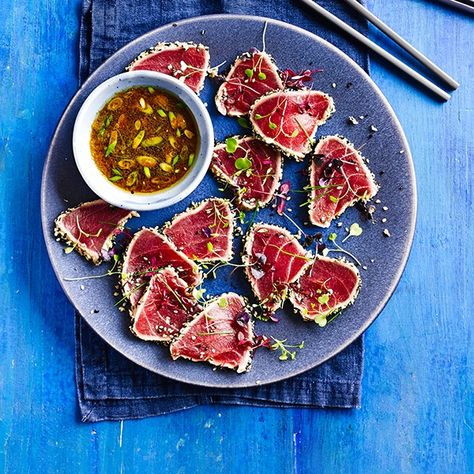 Seared tuna tataki Easy Tuna Recipes, Tuna Tataki, Asian Dish, Seared Tuna, Japanese Recipes, Instagram Food, Asian Dishes, Fish And Seafood, Chopsticks