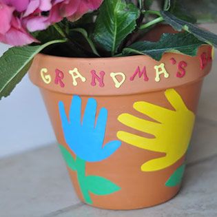 30 Mother's Day Crafts for Grandma - A Hundred Affections Ideas Día Del Padre, Easy Mother's Day Crafts, Flower Pot Crafts, Diy Mothers Day Gifts, Mother's Day Diy, Mors Dag, Mothers Day Crafts, Grandparent Gifts, Grandparents Day