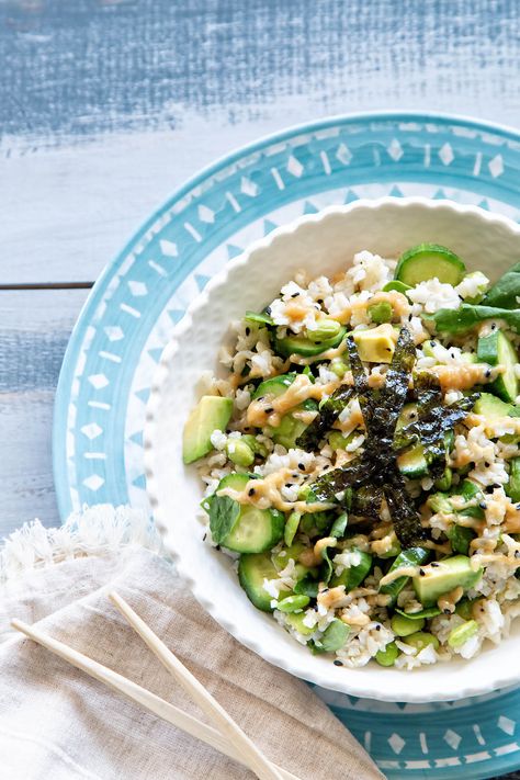 Sushi Salad, Vegetarian Sushi, Brown Rice Salad, Vegetarian Comfort Food, Edamame Beans, Miso Dressing, American Lifestyle, Rice Salad, Spinach Leaves