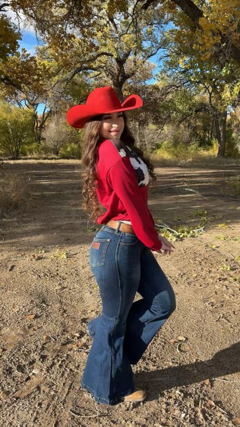 Western ootd Country Valentines Outfit, Western Valentines Day Outfit, Red Cowboy Hat Outfit, Western Valentine Outfits, Girly Cowgirl Outfits, Red Western Outfit, Red Cowgirl Outfit, Country Outfits Winter, Western Hat Outfit