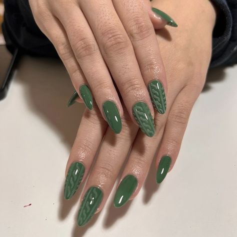 Green Winter Nail Designs, Green Sweater Nails, Sweater Pattern Nails, Sweater Nails Fall, Winter Green Nails, Jumper Nails, Boring Girl, Potter Nails, Fall Almond Nails