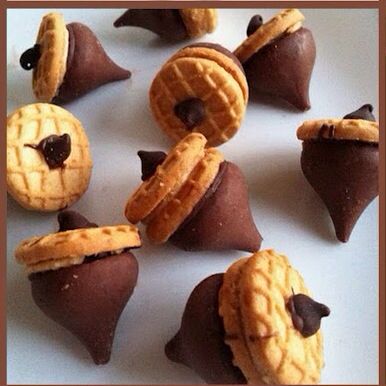 Scoutmama says... this is ACORNY idea for a camping party! See our other camping party ideas. Acorn Snack, Nutter Butter Acorns, Cute Thanksgiving Desserts, Acorn Cookies, Food Buffet, Nutter Butter, Thanksgiving Treats, Shower Food, Thanksgiving Fun