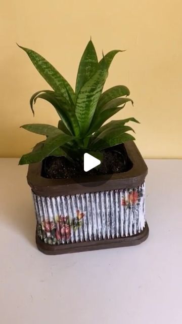 Diy Flower Pot, Recycling Plastic, Cardboard Diy, Diy Flower Pots, Instagram Diy, Handmade Ideas, Online Group, Plastic Bottle, Creative Crafts