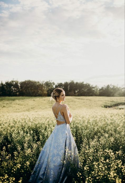 Grad Photoshoot Dress, Grad Photoshoot Ideas Dresses, Photoshoot Prom Ideas, Grad Dress Picture Ideas, Vintage Prom Photoshoot, Grad Dress Photo Ideas, Prom Pictures In A Field, Prom Dress Senior Pictures, Grad Photography Poses