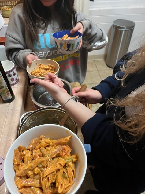 pasta dinner with the flatmates Girls Uni House Aesthetic, Flatmates Aesthetics, Uni House, Finish School, Playboy Mansion, Uni Room, College Aesthetic, 2024 Vision, College Life