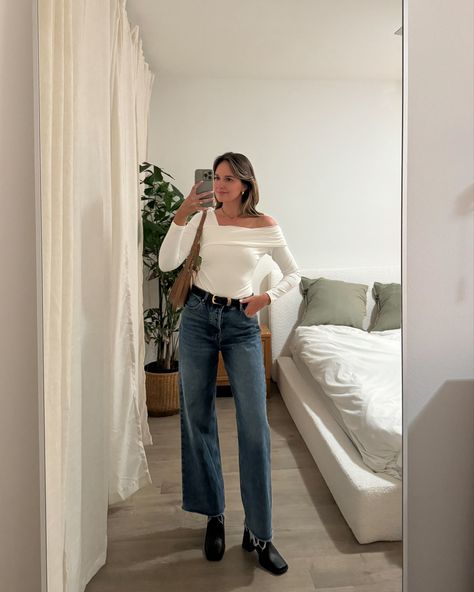 Woman taking a mirror selfie Night Jeans Outfit, Date Night Jeans Outfit, Simple Date Night Outfit, Out Outfit, Cute Going Out Outfits, Winter Date Night, Outfit Simple, Outfit Cute, Jeans Dark Wash