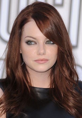 hair coloring idea Emma Stone Auburn Hair, Mohagony Hair Color, Dark Chestnut Brown Hair Color, Brown Hair Indian Skin, Emma Stone Red Hair, Emma Stone Hair Color, Strawberry Brunette, Dark Auburn Hair Color, Emma Stone Hair