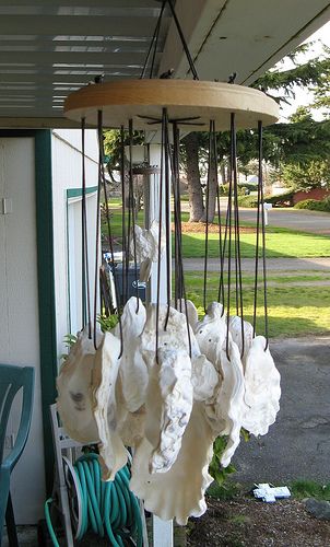 oyster shell wind chimes❦                                                                                                                                                                                 More Oyster Shell Candle Holder, Oyster Shells Diy, Oyster Shell Mirror, Oyster Shells Decor, Shell Candle Holder, Shell Wind Chimes, Art Coquillage, Oyster Shell Crafts, Seashell Projects