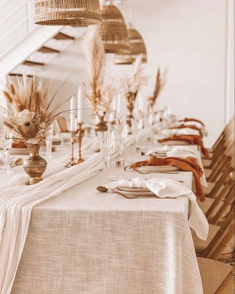 Table Centerpieces Boho Wedding, Simple Neutral Wedding Table Decor, Elegant Boho Table Setting, Boho Table Scape, Cream Table Cloth Wedding, Beige Tablecloth Wedding, Nude Table Setting, Letter Decorating Ideas, Boho Wedding Place Settings