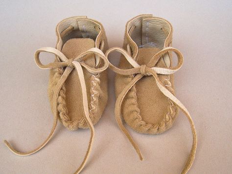 Baby Moccasins Handmade Deerskin Slippers in Taupe by GoldenGifts, $24.00 Deer Hide, Newborn Shoes, Shoes Unique, Baby Moccasins, Deer Skin, Crib Shoes, Shoes Booties, Boy Girl, Mom And Baby