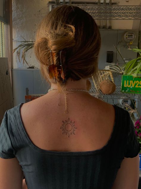 Sun Tattoo Spine, Circular Tattoo Placement, Back Tattoo Sun, Sun Tattoo On Back, Sun Tattoo Back, Sun Back Tattoo, Wind Tattoo, Circular Tattoo, Simple Tats