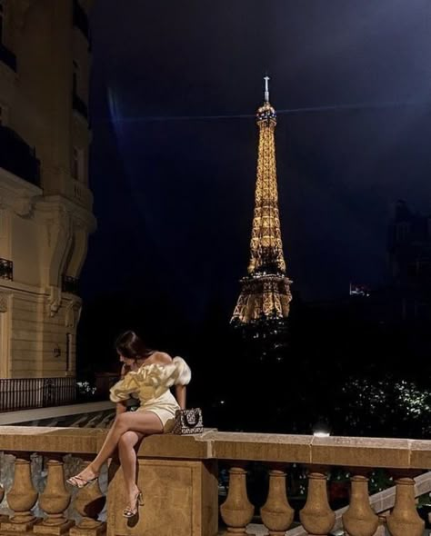 Night Out In Paris, Paris Tour, Paris Tour Eiffel, Pics Inspo, Feminine Energy, Make Money, Eiffel Tower, Balcony, Tower