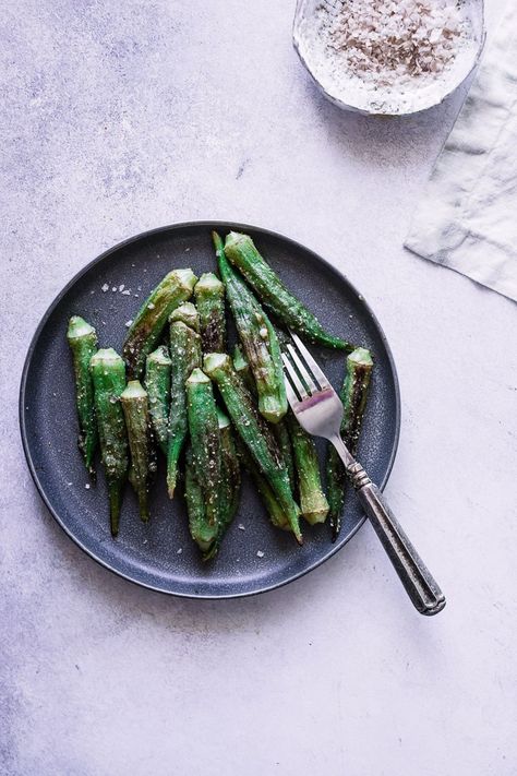 Pan Roasted Okra, a simple vegan okra recipes pan fried in olive oil and dusted with paprika-spiced cornmeal in a skillet. Easy, fresh, and delicious! #okra #recipe #panfried Skillet Fried Okra, Pan Fried Okra, Seasonal Vegan Recipes, Roasted Okra, Okra Recipe, Fried Okra, Okra Recipes, Pasta Side Dishes, Green Eating