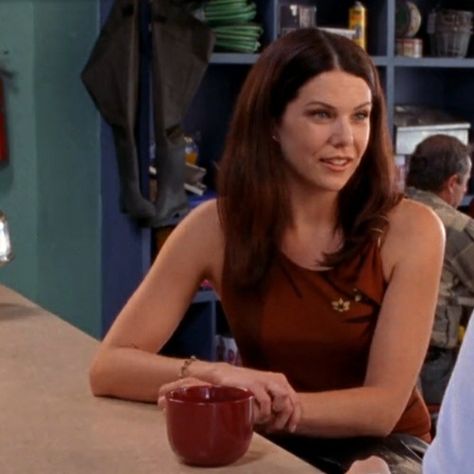 Lorelai Gilmore Drinking Coffee, Lorelai Drinking Coffee, Gilmore Girls Characters, Lorelei Gilmore, Gilmore Girls Seasons, Gilmore Girl, Lauren Graham, Alexis Bledel, Lorelai Gilmore