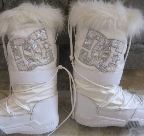 Dc Snow Boots, Icy Aesthetic, Dc Boots, Snow Boots Outfit, Aesthetic 2000s, Funky Shoes, Shoe Wishlist, Winter Girls, Swag Shoes