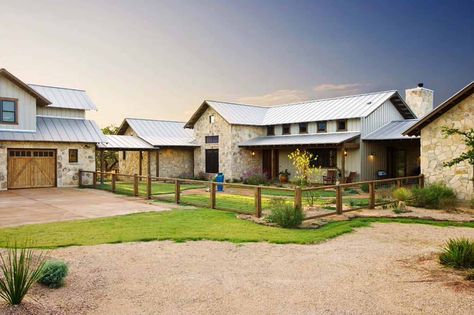 Rustic ranch house designed for family gatherings in Texas Rustic Ranch House, Exterior Ranch Homes, Texas House Plans, Ranch House Designs, Ranch Exterior, Texas Ranch, Ranch Style House Plans, Modern Ranch, Casas Coloniales