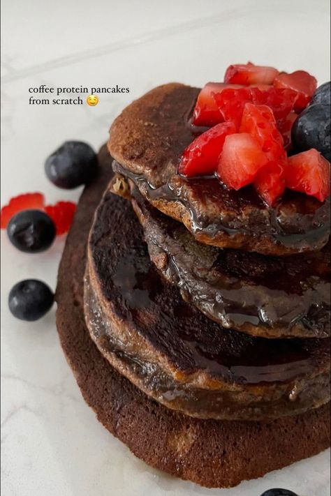 A stack of coffee protein pancakes with blueberries, strawberries, and maple syrup on top. Protein Pancakes Aesthetic, Chocolate Pancakes Aesthetic, Health Influencer, Pancakes Aesthetic, Diet Chocolate, Pic Inspo Aesthetic, Breakfast Recipes Quick, Pancakes Protein, Date Night Aesthetic