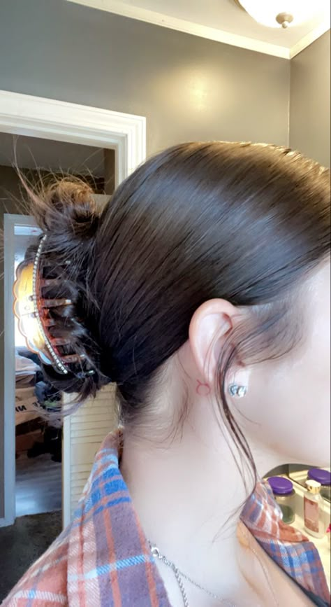 Claw clip tattoo hair Slicked Back Hair Claw Clip, Slick Back Ponytail Claw Clip, Aesthetic Slick Back Hair, Slick Back Bun With Claw Clip, Slicked Back Claw Clip Hairstyles, Slick Back Clip Hairstyle, Slick Claw Clip Hairstyles, Side Part Claw Clip, Slicked Back Claw Clip