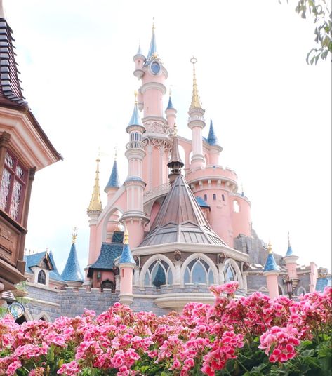 Disneyland World, Pink Castle, Disney Side, Paris Aesthetic, Wallpaper Iphone Disney, Disney Aesthetic, Disney Lover, Happiest Place On Earth, Disneyland Paris