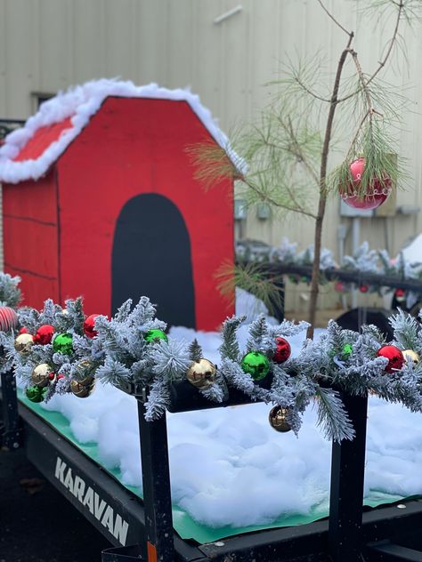 Christmas Truck Parade Ideas, Parade Float Christmas, Simple Christmas Parade Float Ideas, Christmas Parade Trailer Ideas, Christmas Parade Float Ideas Diy Easy, Christmas Movie Parade Float Ideas, Easy Christmas Float Ideas Parade, Charlie Brown Christmas Parade Float, Charlie Brown Christmas Float