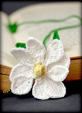 Oh Canada!: Tag Workshop: Crocheted Magnolia Bookmark Crochet Magnolia Flower, Magnolia Crochet Pattern, Crochet Magnolia, Oh Canada, Crochet Bookmarks, Pattern Steps, Magnolia Flower, Crochet Flowers, Magnolia