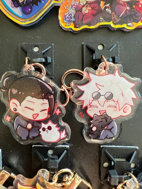 ★ Two 2 inch glitter epoxy charms of Geto with Gojocat and Geto with Gojocat.  ★ This is a two charm set. ★ Comes with a gold heart clasp. ★ Art drawn by Alice! https://twitter.com/YuliceChan Bnha Keychain, Anime Things To Buy, Funky Keychains, Anime Charms, Art Merch, Anime Keychain, Maybe In Another Life, Anime Store, Anime Accessories