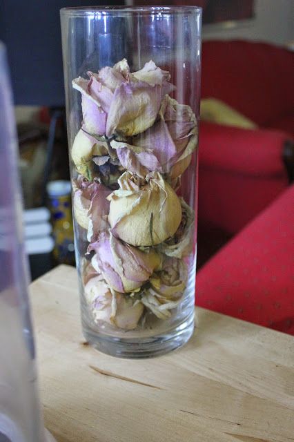 What do you do with your dead or dried-up roses? Here's a quick DIY to re-purpose flowers! What To Do With Dead Flowers, What To Do With Dead Roses, Dead Flowers What To Do With, Dry Roses Ideas Decoration, Ideas For Dried Roses, What To Do With Dry Roses Ideas, Dried Roses Ideas Diy, Things To Do With Dried Flowers, Saving Roses Dried Flowers