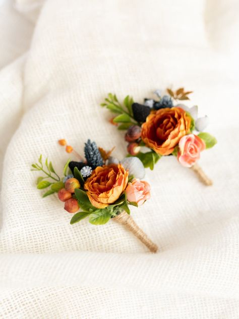 Orange boutonniere made of beautiful artificial flowers with love and care. These rustic boutonnieres for men can be perfect details for your wedding. This item can be ordered in any quantity. + Beautiful high-quality materials + 100% handmade + All items will be made to order special FOR YOU ---> All of them are unique + Your item will be gift packed for free + You can change the main color, just write us + Feel free to ask about custom order  WE DO ALL FOR YOU TO SHINE LIKE A DIAMOND ON YOUR S Groom Flower Boutonniere, Burnt Orange Boutonniere, Fall Boutonniere, Boutonniere Boho, Orange Boutonniere, Fall Groom, Fall Boutonnieres, Green Boutonniere, Groom Flower