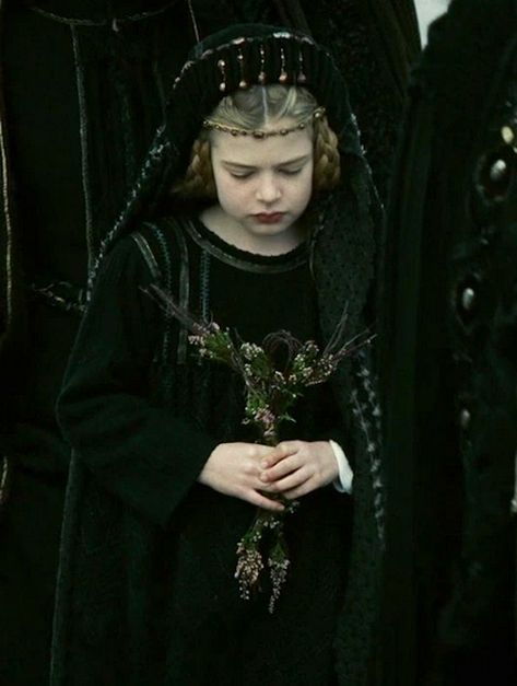 Isobel Moynihan as young Isolde in Tristan + Isolde - 2006 Tristan Isolde, Daena Targaryen, Fire And Blood, Chica Cool, Targaryen Aesthetic, Dragon Dance, Story Inspiration, Medieval Fantasy, Fantasy Fashion