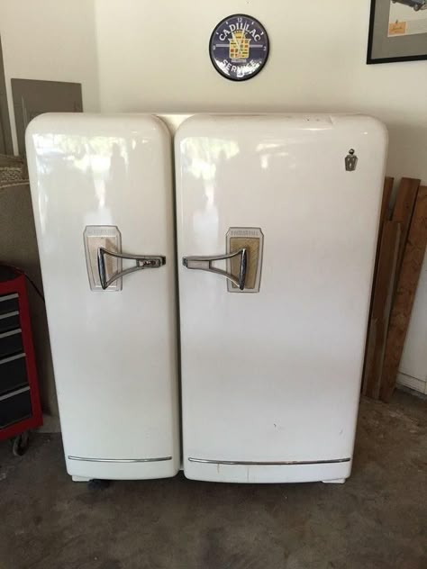 Kelvinator Foodarama Vintage Side by Side Refrigerator Model K89F 1950's | #1738876359 Victorian Modern Kitchen, Antique Refrigerator, Retro Kitchen Appliances, Vintage Kitchen Appliances, Vintage Fridge, Vintage Refrigerator, Old Stove, Log Home Interiors, Retro Appliances