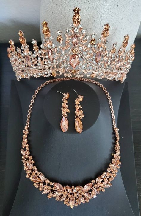 Gold Jewelry Quinceanera, Pink Quince Accessories, Quince Rose Gold Dress, Quince Crowns Gold, Quince Rose Gold, Gold Crown Quinceanera, Quinceanera Rose Gold, Princess Quince, Quince Colors