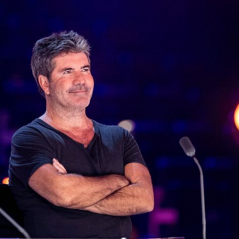 Simon Cowell Aesthetic, Simon Cowell Son, Background Thumbnail, British Icons, David Walliams, Friend Aesthetic, Christ Tattoo, Grey Hair Men, Fav Celebrities