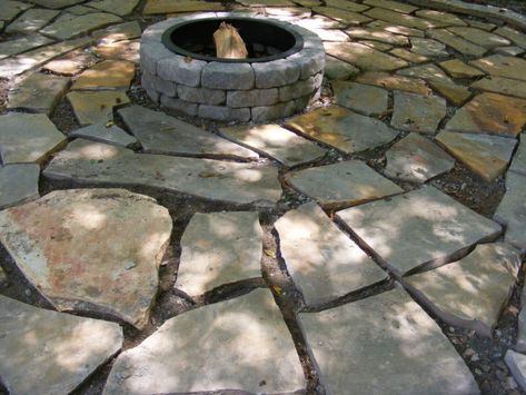 Patio Flagstone, Diy Fire Pit Ideas, Outside Fire Pits, Fire Pit Materials, Backyard Seating Area, Fire Pit Ring, Patio Steps, Fire Pit Landscaping, Fire Pit Furniture