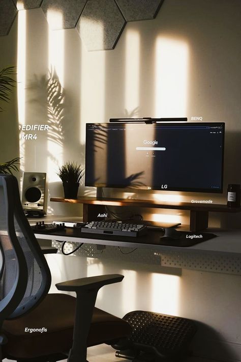 Credit unknown I am sorry. Follow @setupInsp0 for more ✅ #workspaces #setupwars #setuptour #setupinspiration #onmydesk #officesetup #officeinspo #officegoals #officedesign #officedecor #office #minimalsetups #macsetup #dreamsetup #desktour #deskgoals #cleansetups #appledesign #workspace #techsetup #workfromhome Best Pc Setup, Computer Desk Setup, Home Studio Setup, Desktop Setup, Bedroom Setup, Computer Room, Gaming Room Setup, Workspace Inspiration, Pc Setup