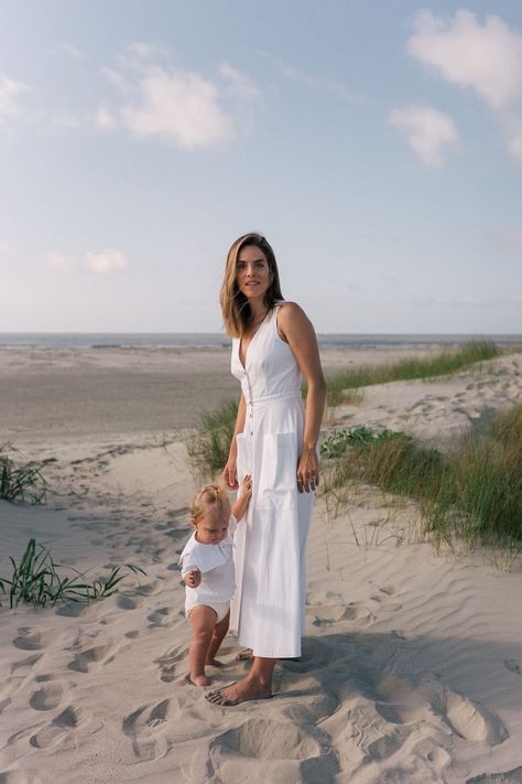 Light White Weekend Wear | Gal Meets Glam Spring Minis, Black Dress Outfit Casual, Southern Fashion, Eyelet Maxi Dress, Julia Berolzheimer, Mother Daughter Dress, Gal Meets Glam, Classy Aesthetic, Stylish Maternity