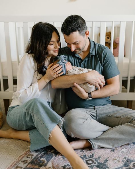 Newborn Photo Must Haves, Newborn Family Home Photoshoot, Family Home Newborn Photos, Newborn Family Session At Home, Casual At Home Newborn Photos, Newborn Family Photos At Home With Dog, In House Newborn Photography, In Home Newborn Session Outfit, In Home Newborn Session Lifestyle Outfit