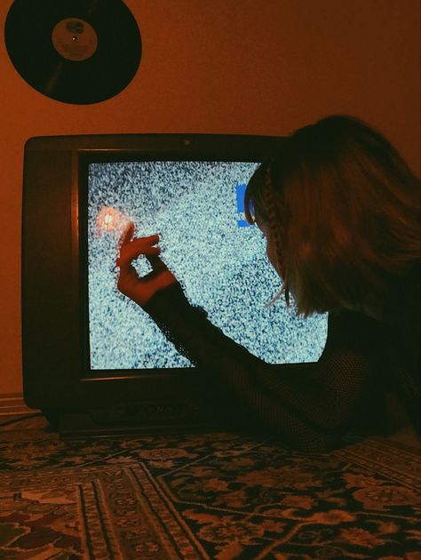 Pp Girl, Experimental Aesthetic, Robin Buckley, Stranger Things Aesthetic, Cinematic Photography, Old Tv, Artistic Photography, Film Aesthetic, Photography Inspo