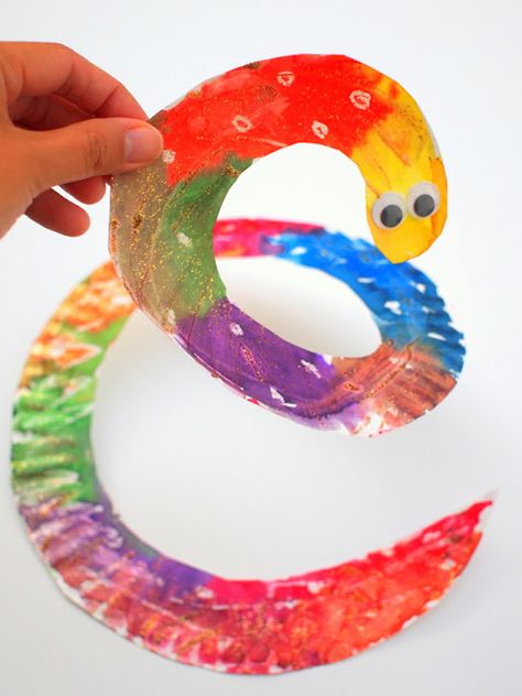 Paper Plate Snakes- Easy and beautiful Preschool art idea Letter S Crafts, Paper Plate Art, Snake Crafts, Preschool Art Projects, Paper Plate Crafts For Kids, Alphabet Crafts, Colorful Paper, Art And Craft Videos, Daycare Crafts