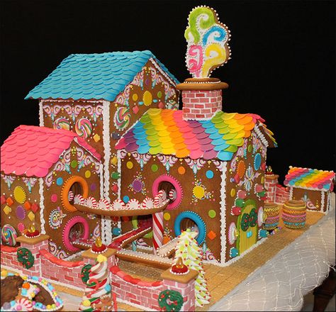 Gingerbread-houses-candy-factory Gingerbread House Ideas, Gingerbread House Parties, Make A Gingerbread House, Gingerbread House Designs, All Things Gingerbread, Pastel Cupcakes, Gingerbread Party, Gingerbread House Cookies, Candy Factory